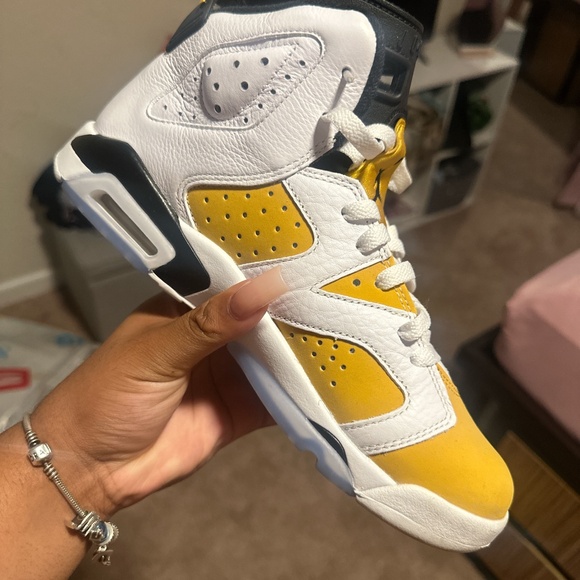 Retro 6 Jordans - Picture 2 of 4